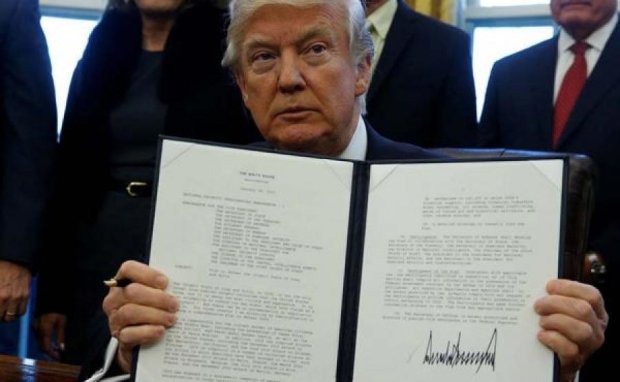 Трамп подписал обновленную версию скандального указа