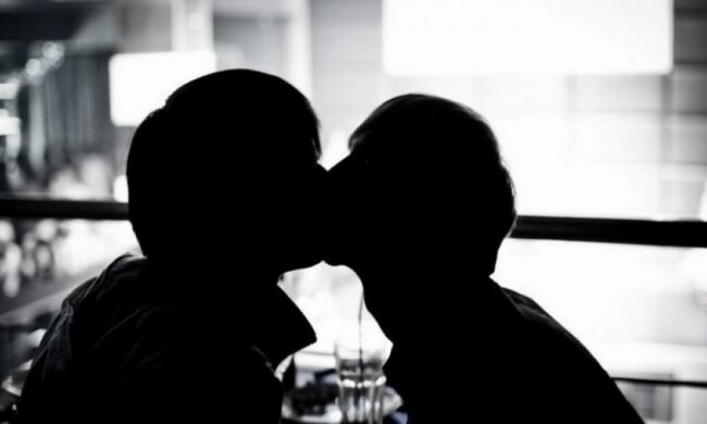 Через геїв радикали у Львові закидали поліцію камінням (відео)