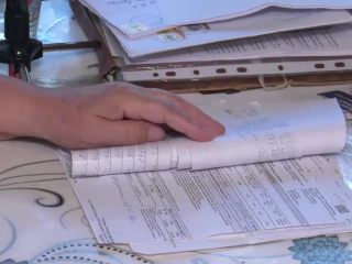 Платежки за коммуналку. Фото: скрин youtube