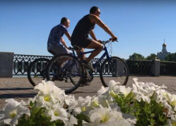 велосипедисты, скриншот из видео