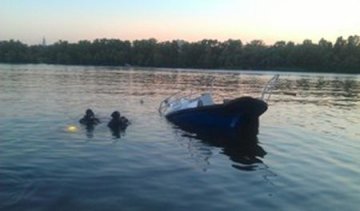 На Дніпрі перевернувся катер: є постраждалі