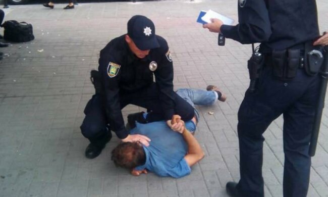 В Харькове двое пьяных мужчин устроили погром в отделении милиции