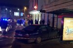У Львові скажений дружок Зайцевої зніс зупинку з людьми, є постраждалі: моторошний момент потрапив на відео