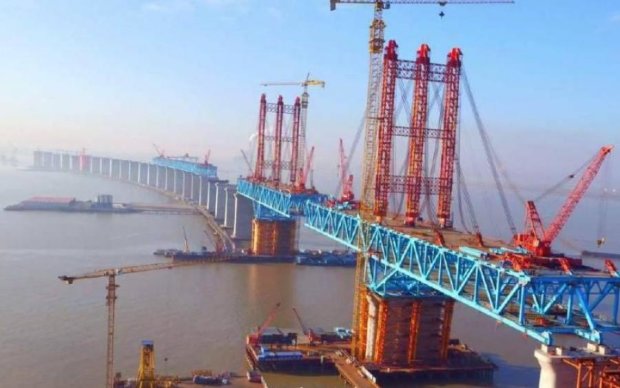 Китайцы строят крупнейший арочный мост: видео