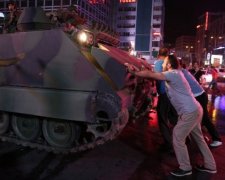 Шокуюче відео атаки на телецентр в Анкарі