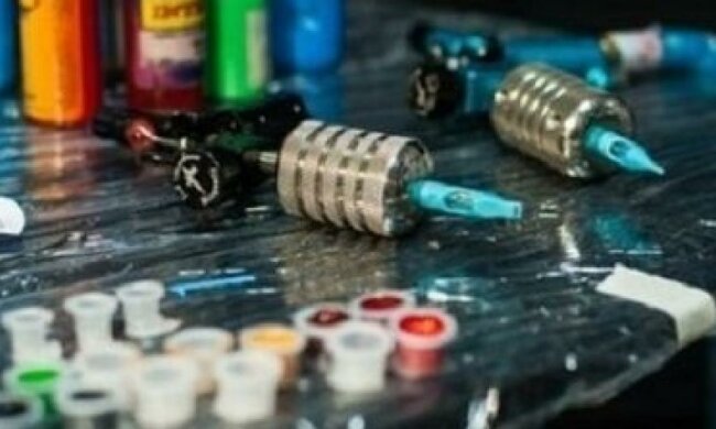 Батько розрізняє синів лише через татуювання 