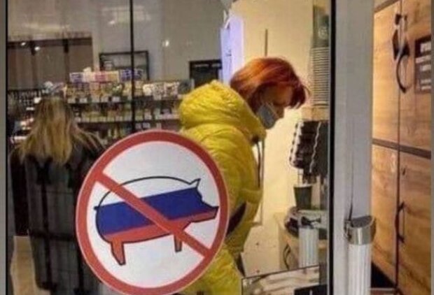 Во Франции появился запрет на вход "российским свиньям" в магазины: "Ненависть растет"