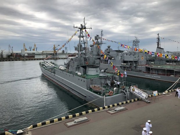 В Азовское море вошел вражеский флот, число кораблей пугает: соотношение не в пользу Украины