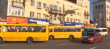 В Запорожье пенсионерку едва не раздавили в переполненной маршрутке - водитель летел, как сто чертей