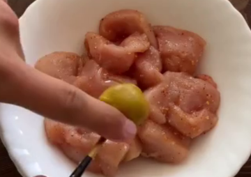 Курячі шашлички, кадр з відео