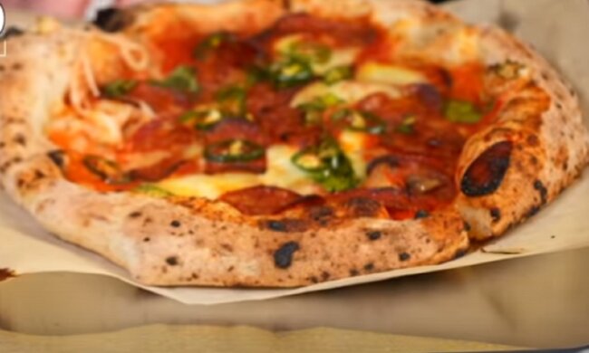 Українці знайшли в піці дивні "зірки" і поскаржилися на зіпсований апетит