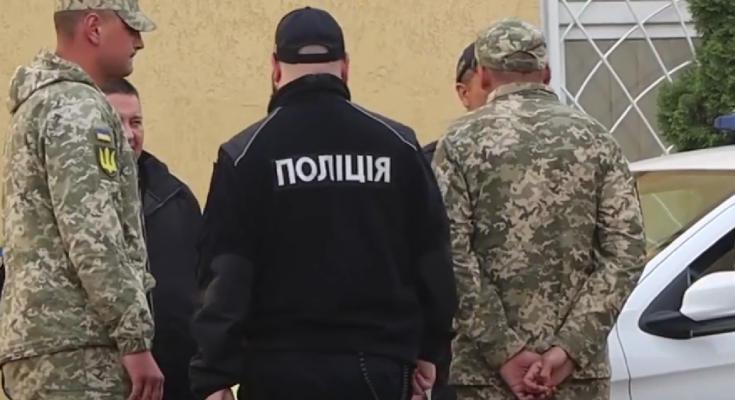 ТЦК и полиция. Фото: скрин youtube