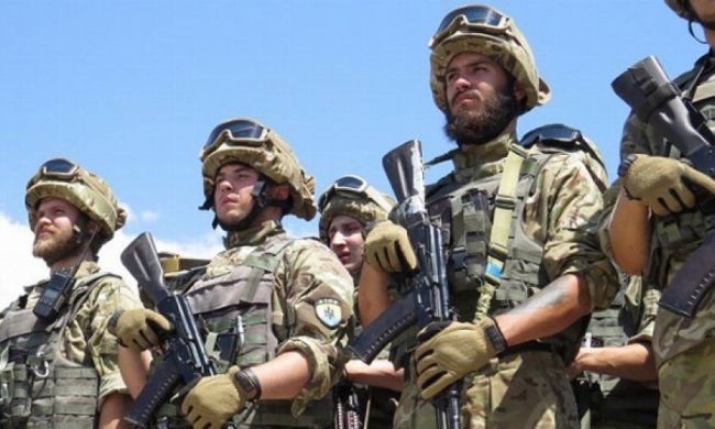 Парад військової техніки пройшов у Маріуполі (фото)