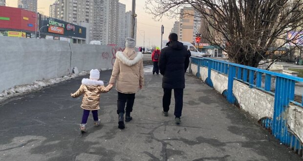 Украинцы с ребенком, фото: Знай.ua