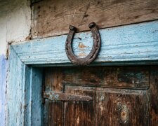 підкова оберіг над дверима українська хата