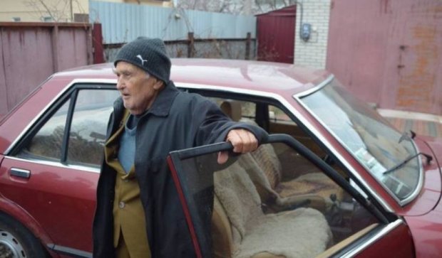 91-летний ветеран из Винницы передал свой автомобиль  медикам АТО (видео)