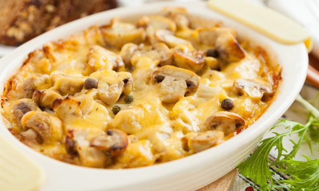 Смачні ідеї під час Великого посту: картопляна запіканка з грибами і помідорами