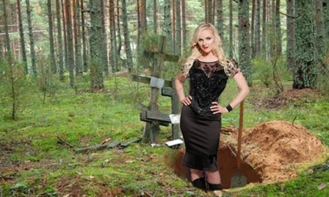 Жінка залізла в могилу за фотографією чоловіка