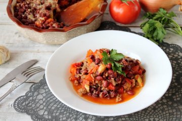 Универсальный рецепт мясного рагу с перцем, помидорами и баклажанами