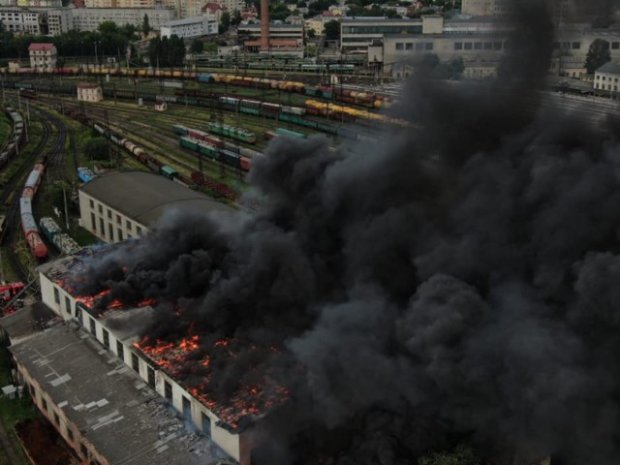 У Львові палає ж/д вокзал: величезні клуби диму охопили пів міста, фото та відео з місця катастрофи