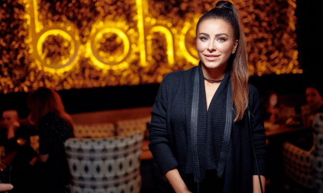 Ани Лорак похвасталась осиной талией и пышной грудью