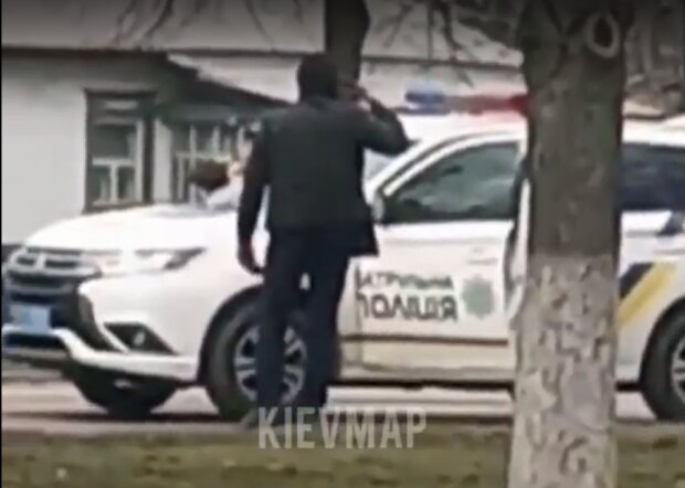 У Борисполі псих розгромив дві машини і приставив пістолет до скроні - копи оточили територію, термінове відео