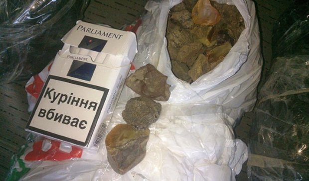 Таможенники задержали контрабанду янтаря на пять миллионов гривен (фото)