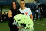 Футболист харьковского "Металлиста" вышел на поле с кольцом вместо мяча: "Выйдешь за меня?"
