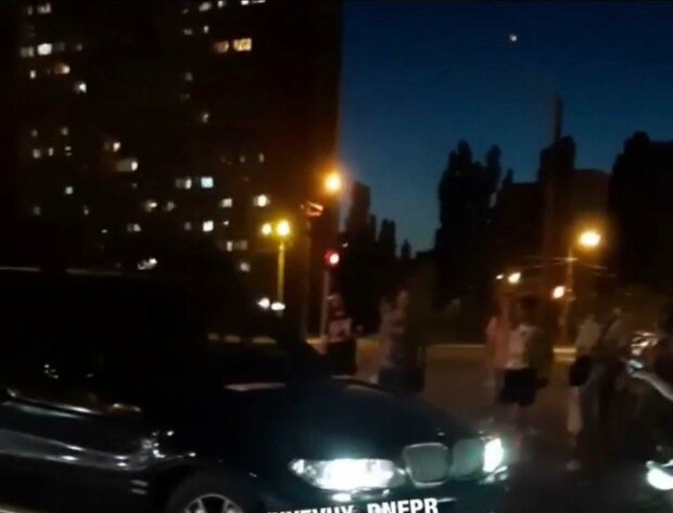 В Днепре шумахер на BMW снес ребенка на пешеходном переходе - "не туда" крутнул рулем