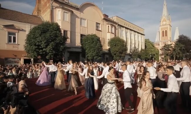В Мукачево затанцуют вальс 42 пары выпускников, скриншот