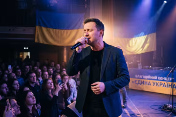 український співак концерт сцена мікрофон