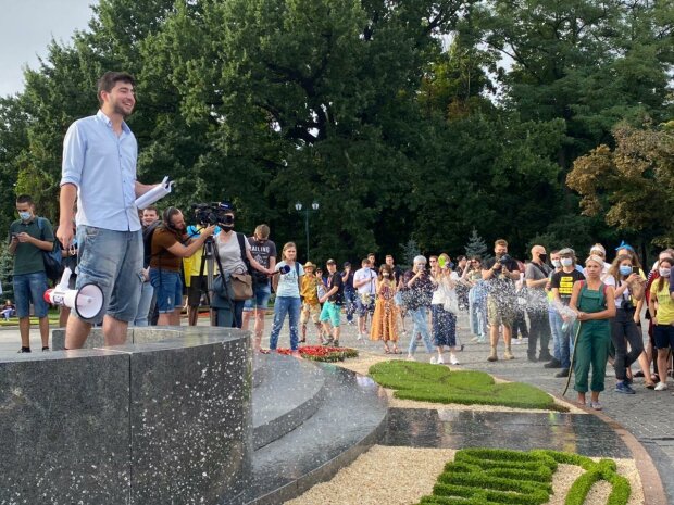 Харьковчане вышли на защиту избитых охранниками парня и девушки в парке Шевченко: "Здесь вам не зона!"