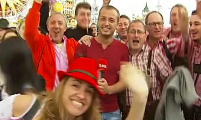 Журналіст витратив 22 дублі через веселих фанатів «Октоберфесту» (відео)