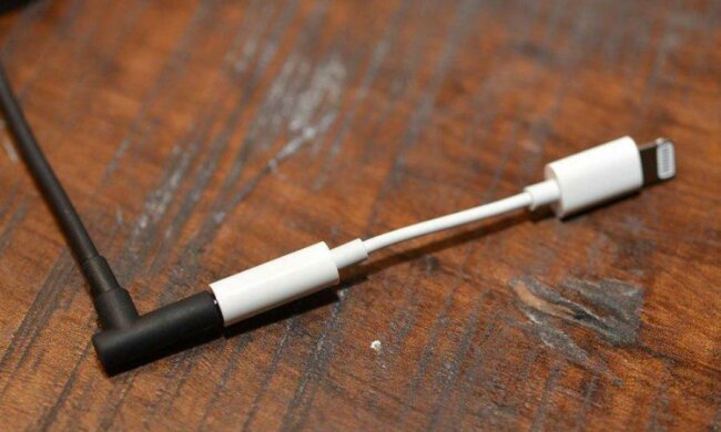 Apple дозволить конкурентам користуватися фірмовим кінцем