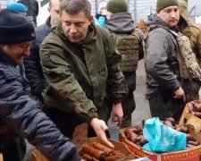 Ватажок «ДНР» зважив на ринку Донецька свій пістолет (відео)