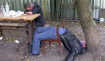 Россияне пьют так много, что им запретили одеколон