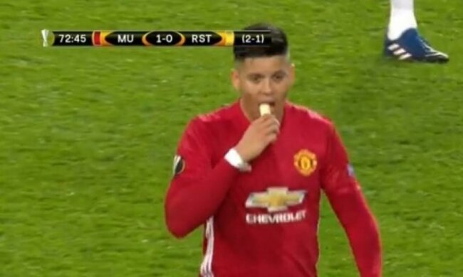 Моуринью накормил своего игрока бананом прямо во время матча