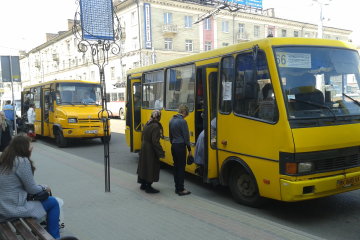 Взрослые проучили школьников, которые не уступили место в маршрутке: урок получился жестоким