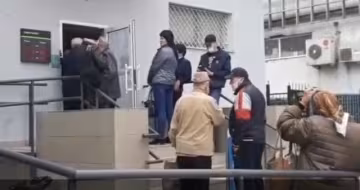 У Києві натовп пенсіонерів ледь не розніс Ощадбанк через "карантинну" тисячу - про дистанцію і маски ніхто не чув