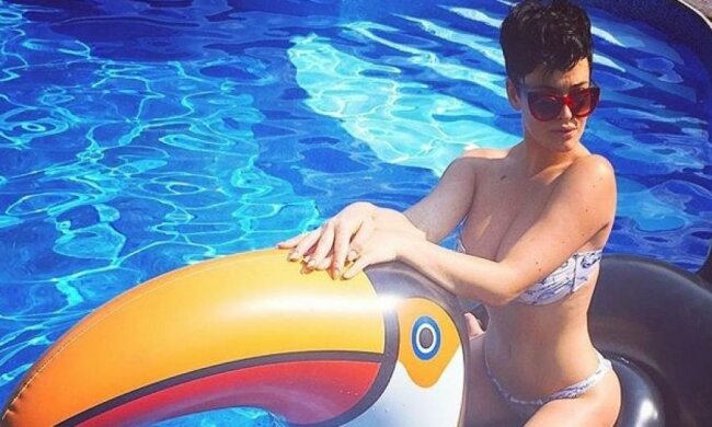 Даша Астафьева эпатирует модным купальником