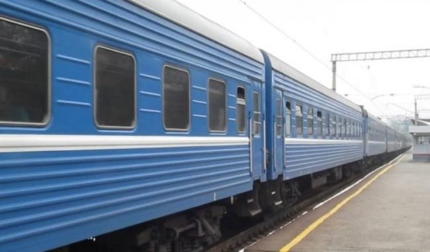 Пьяный военный выпал из поезда в Запорожье