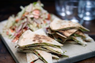 Мексиканская кухня: кесадилья с курицей и чеддером