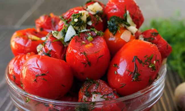 Малосольные помидоры в пакете, кадр из видео