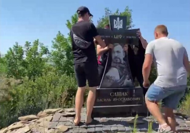Окупанти зруйнували пам'ятник Сліпаку, скріншот із відео