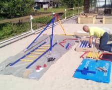 Ремонт по-російськи: суворі комунальники добудували майданчик "фотошопом"