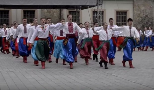 Украинцы и поляки установили рекорд по танцеванию гопака (видео)
