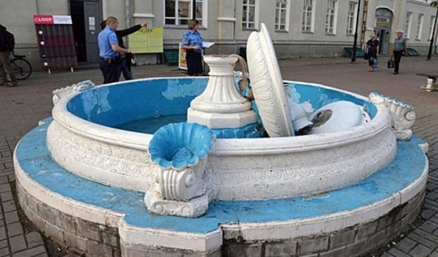 Селфі-майстер розвалив фонтан на Сумщині