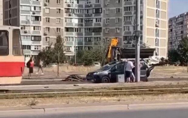 В Киеве легковушка нарвалась на ковш эскалатора — смятая крыша и травма головы
