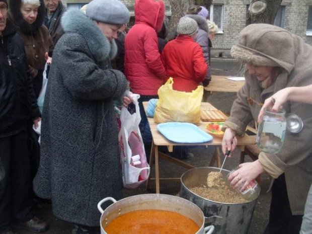 Бесплатные обеды для жителей Луганска, который  "кормил" всю Украину