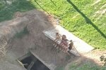 Коммунальщики Кернеса заставили маленьких харьковчан болтать ногами над пропастью